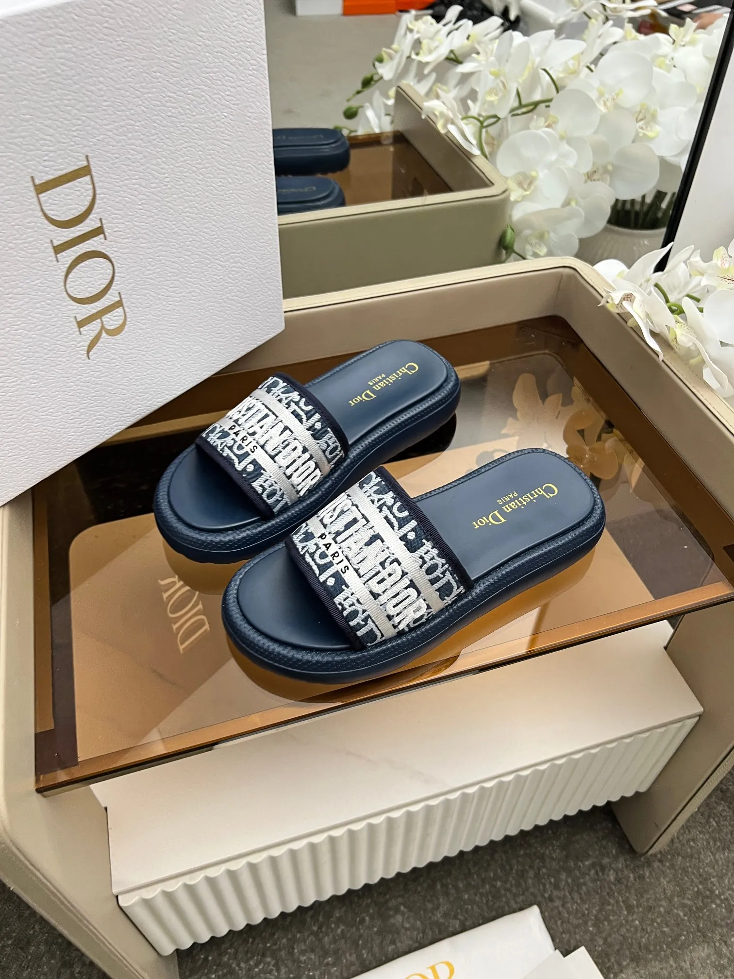 👟👟Ex-factory price 420👟👟 Dior high version slippers, 👏👏2025 new classic model 🔥Purchasing level qualityHigh-end thick-soled slippers in foreign countersHigh version with rust style💋———————————— Upper➕Inner: Original customized special electric embroidery material, Sole: Original mold 1.1 (lightweight) Bottom thickness: heel 5cm, forefoot 3cm, size 35-40 (with full set of packaging, cloth bag handbag, card instructions). You are welcome to place an order in advance, first come first served. Win-win cooperation.